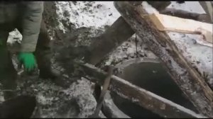 Копка 3-х колодцев зимой в Павловском Посаде. Проходим плывун. Опускаем бетонные кольца.