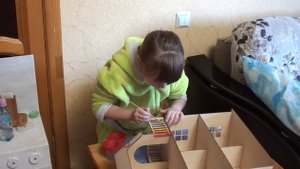 Вика раскрашивает домик