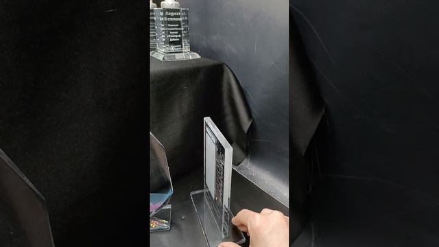 Виды нанесений на наградах - гравировка внутри стекла, цветная уфпечать на поверхности стекла.