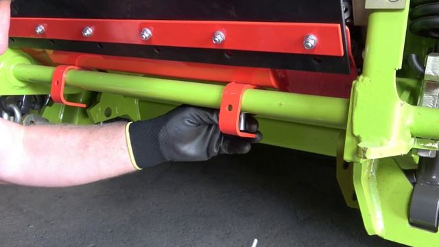 Installation of the pan on a Claas forage harvester