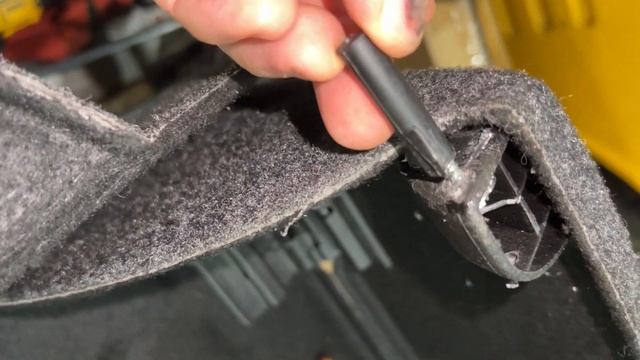 VW EOS Cargo Cover Pivot Pin Repair смотреть онлайн