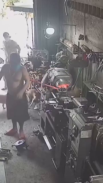 😲 Accident, lathe machine accident 🔥🔥🔥 смотреть онлайн