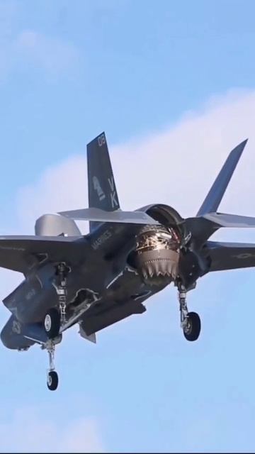 Посадка истребителя 5-го поколения F-35B корпуса морской пехоты США