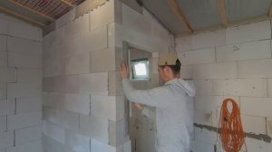 Строю ГОСТЕВОЙ ДОМ уже начал поднимать перегородки в санузле!