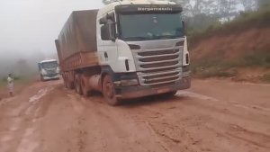 БРАЗИЛЛЬСКИЙ ДАЛЬНОБОЙ. РАЗМОКШИЙ ПОДЪЕМ В ГОРУ