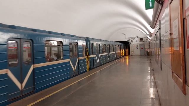 ЕМ-501/ЕМА-502/ЕМХ-503 прибывает на станцию метро Площадь Ленина. смотреть онлайн