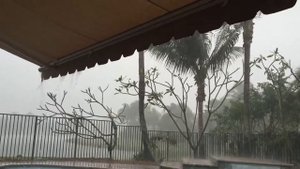 Локтевая маркиза в дождь и ветер