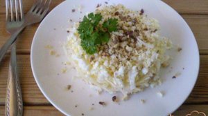Салат с курицей, яблоком и орехами
