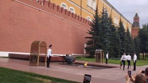 Смене почетного караула на Красной площади в Москве.