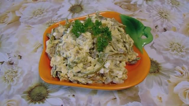 Необыкновенно вкусный и полезный салат из Стручковой Фасоли, яиц и сыра к праздничному столу.