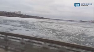 Лед на Воронежском водохранилище созывает рыбаков