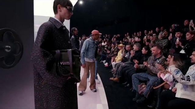 "LV Bag", новая песня j-hope при участии Don Toliver 
Новая песня прозвучала в конце показа LV