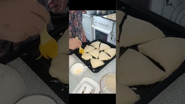 Старенькая мама 79 лет готовит и угощает в зимние вечера