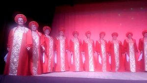 песни "Синеглазый василек", "Крапива-лебеда" поет хор "Годы золотые"