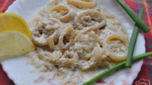 Кальмары тушеные в сметане