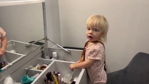 Мама одна с 4 детьми. Ника разбила мамины тени. Ника лайф