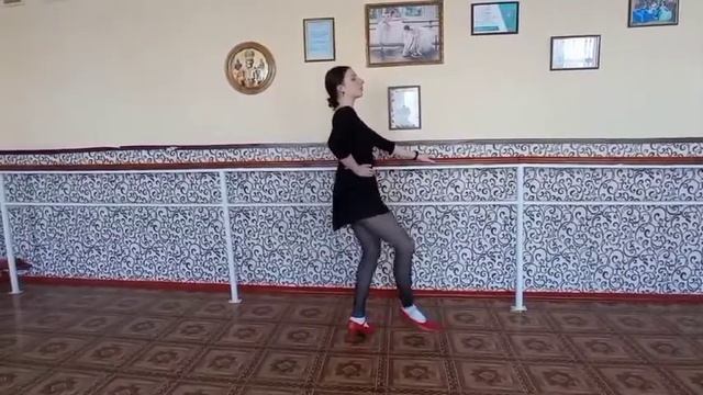 Повторення елементів народного танцю біля хореографічного станка. смотреть онлайн