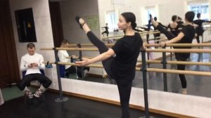 Комбинация-ГРАНД БАТМАН ЖЕТЕ У ПАЛКИ-УПРАЖНЕНИЕ КЛАССИЧЕСКОГО ТАНЦА