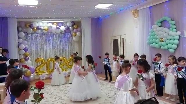 грустный танец на выпускной  утренник ,, Я журавли в небо сейчас  отпущу,,
