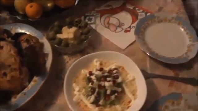 🥂 Новогодний стол с курицей, салатами, тортом и прочим.🍰🎁 смотреть онлайн