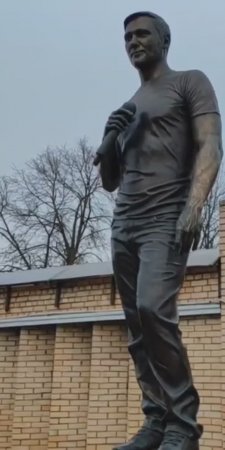 поклонники в день памяти на могиле Юрия Шатунова спустя 2 года и 7 месяцев после его смерти