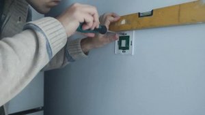 Ремонт в квартире. Ставлю сенсорный выключатель.