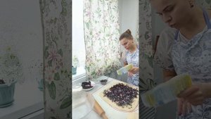 Чернично-маковый рулет! К этому рулету еще стакан теплого молока...- вкуснее блюда вы не пробовали!
