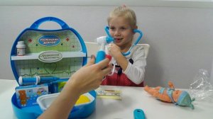 Набор доктора. Играем в доктора. Обзор игрушек. Малинка Тв