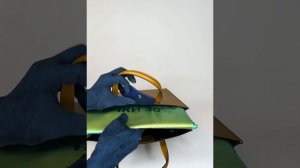 Большая квадратная кожаная женская сумка в деловом стиле рыжего цвета с синей кожаной подкладкой