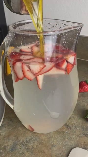 Refreshing Healthy Strawberry Mint Limeade! #healthydrinks #drinks #healthylifestyle