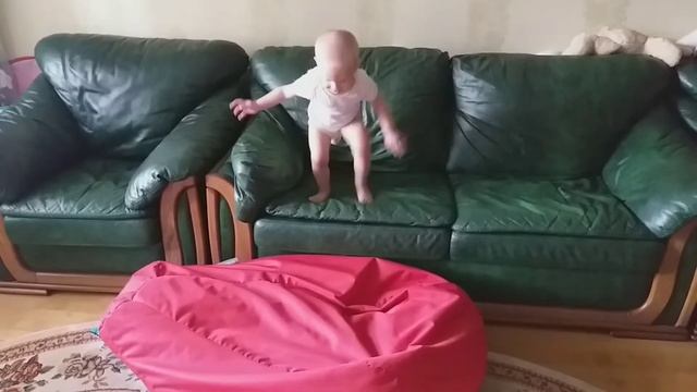 Малыш прыгает с дивана