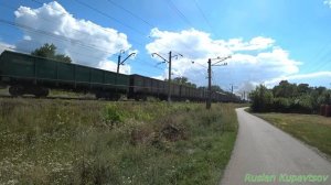 2ТЭ116 динамично отправляется с грузовым поездом на юг от станции Ржава.