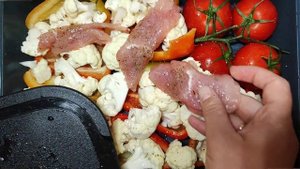 Запечённая цветная капуста с овощами и индейкой...