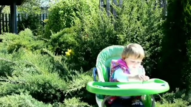 Архив.Video archive April 25, 2020 Madina is 2 years 3 months old. She is learning to draw.