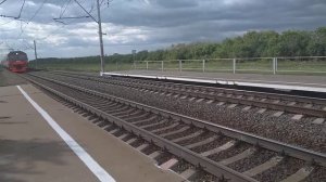 Пассажирский поезд Красноярск-Москва и электричка Называевская-Омск, на 2677 км Омской области.