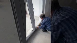 Посмотрите, как легко заменить дверь в балконном блоке, не заказывая новые створки!