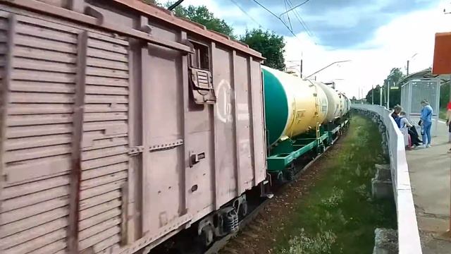 Электровоз ВЛ11-042 с Грузовым поездом. Платформа "Новопетровская".