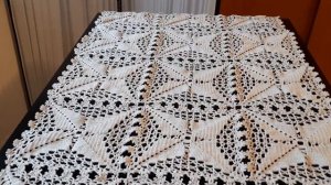 Красивая скатерть крючком из квадратных мотивов.