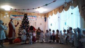 Дед мороз на утреннике в детском саду поздравляет детей, поет песни