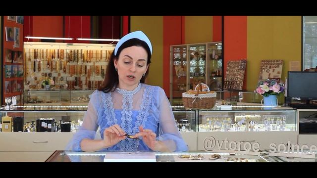 Янтарная брошь птичка