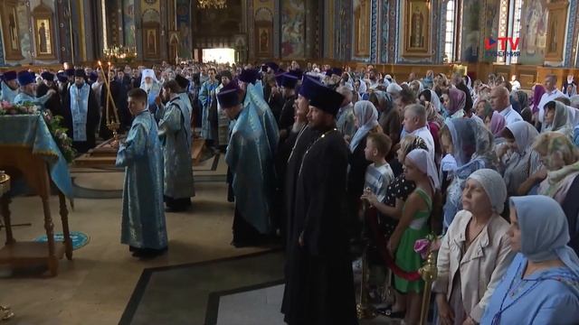 «Она нам помогает»: сотни воронежцев идут к иконе Казанской Божьей Матери