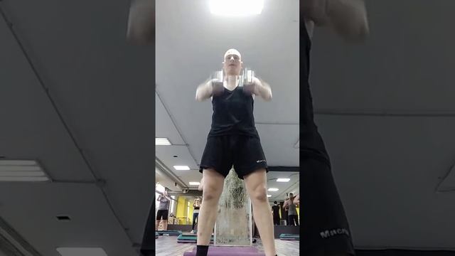 Вращение гантели. Фитнес. Упражнения с гантелями. Силовая тренировка. Развитие силы. смотреть онлайн