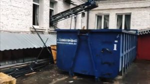 Ленточный конвейер на стройке. Погрузка боя в контейнеры.