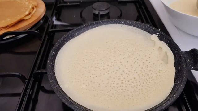 БЕЗ МОЛОКА! Так блины готовит только мой БРАТ. Готовит на заказ уже много лет.