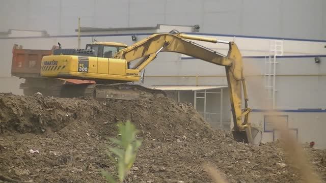 Экскаваторы New Holland SK330 и Komatsu PC300-7 смотреть онлайн