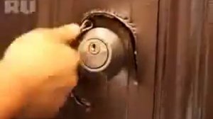 Взламываем консервным ножом китайскую дверь.