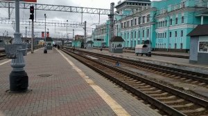 Как объявляют поезда на вокзале Омска. (Установили английский)