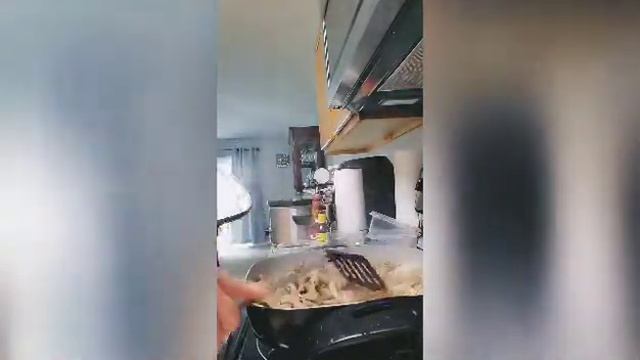 SHIRMP & STEAK TERIYAKI NOODLES ALA MHELAY смотреть онлайн