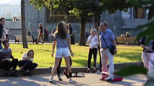 Девочка раскидала толпу школьников чемоданов в Москве