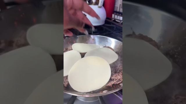 Steak & Cranberry rolls! #cranberrysauce #sliders #cookingvideo #footballsunday #shorts #texykitche смотреть онлайн